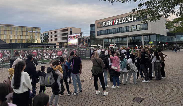 Die Riem Arcaden zur EURO 2024 im Fußballfieber - Public Viewing aller EM-Spiele auf dem Willy-Brandt-Platz (©Foto: Martin Schmitz)